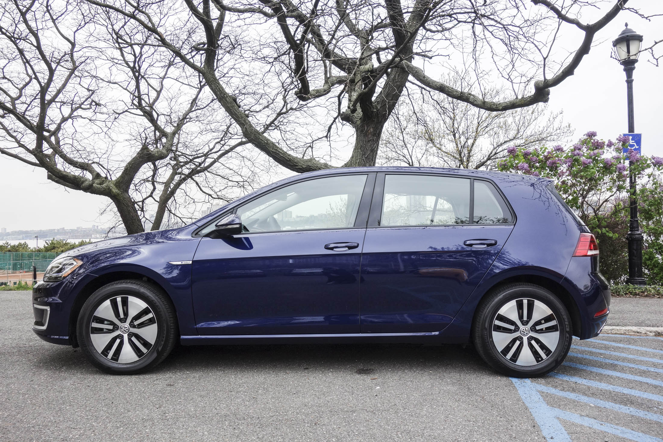 Volkswagen E-Golf Review: A Sensible Option for a Green Thumb - Bloomberg
