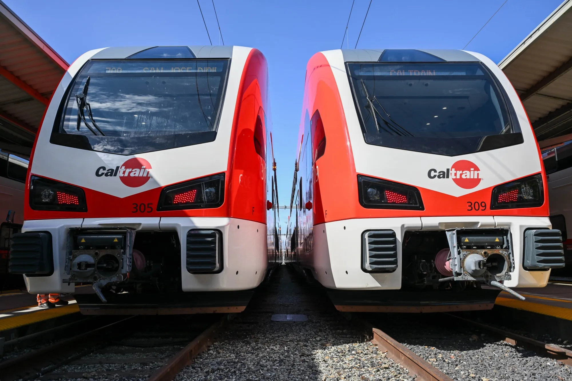 Newsom和Pelosi在旧金山庆祝Caltrain的第一趟电动火车