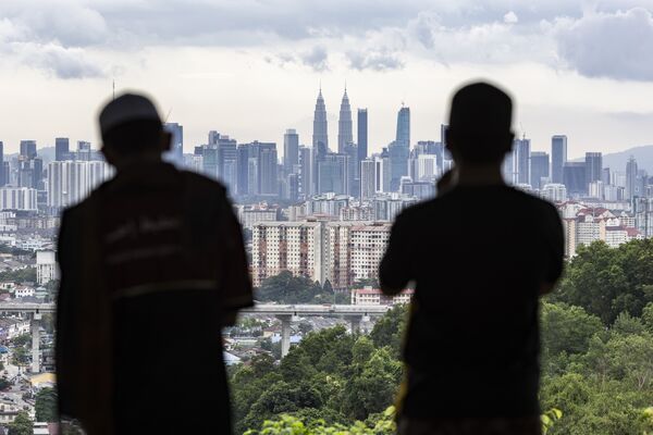 Malaysia Plans to Raise Government Worker Salaries From December