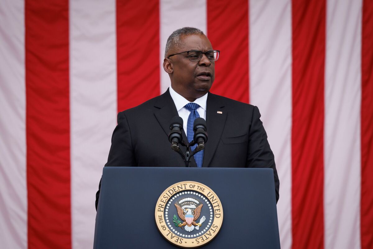 Pentagon's Lloyd Austin to Turn Over Powers While Undergoing Procedure -  Bloomberg