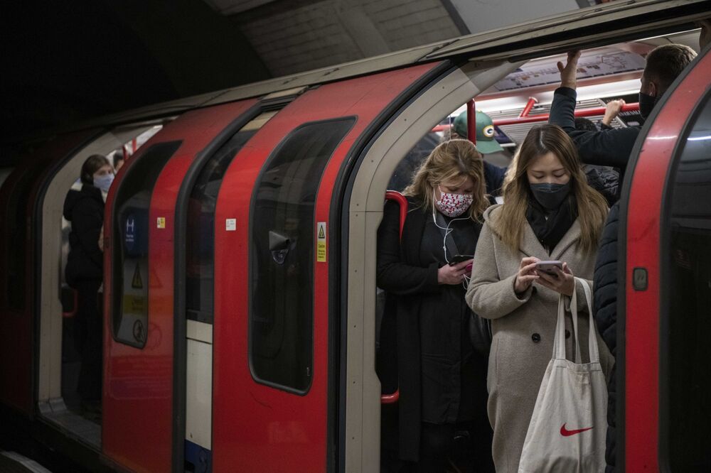 London Tube Loses Almost One Fifth of Riders in One Week Over Omicron