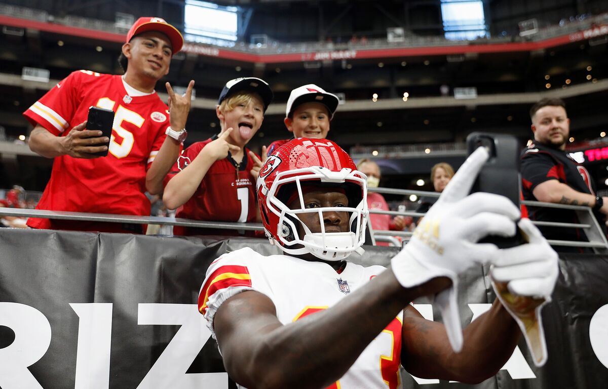 NFL's Texans-Chiefs Game Delivers 21% Gain in Viewership - Bloomberg