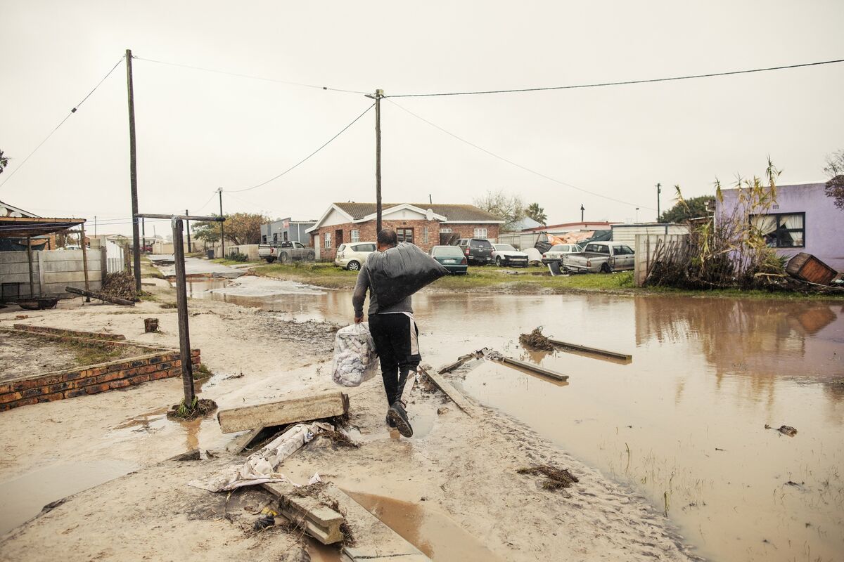 Three Farm Dams Collapse in South Africa, Displacing Hundreds