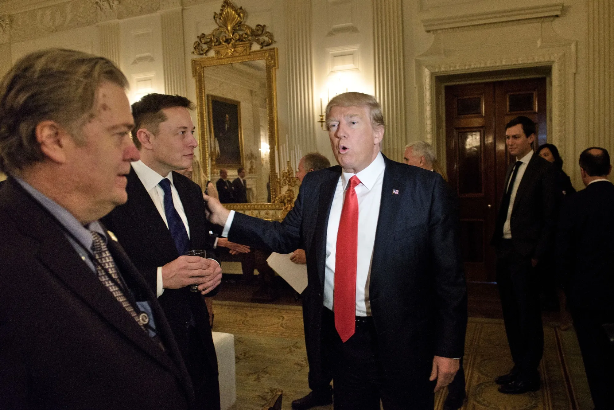 Trump and Musk with Steve Bannon (l.) at the White House in&nbsp;2017.