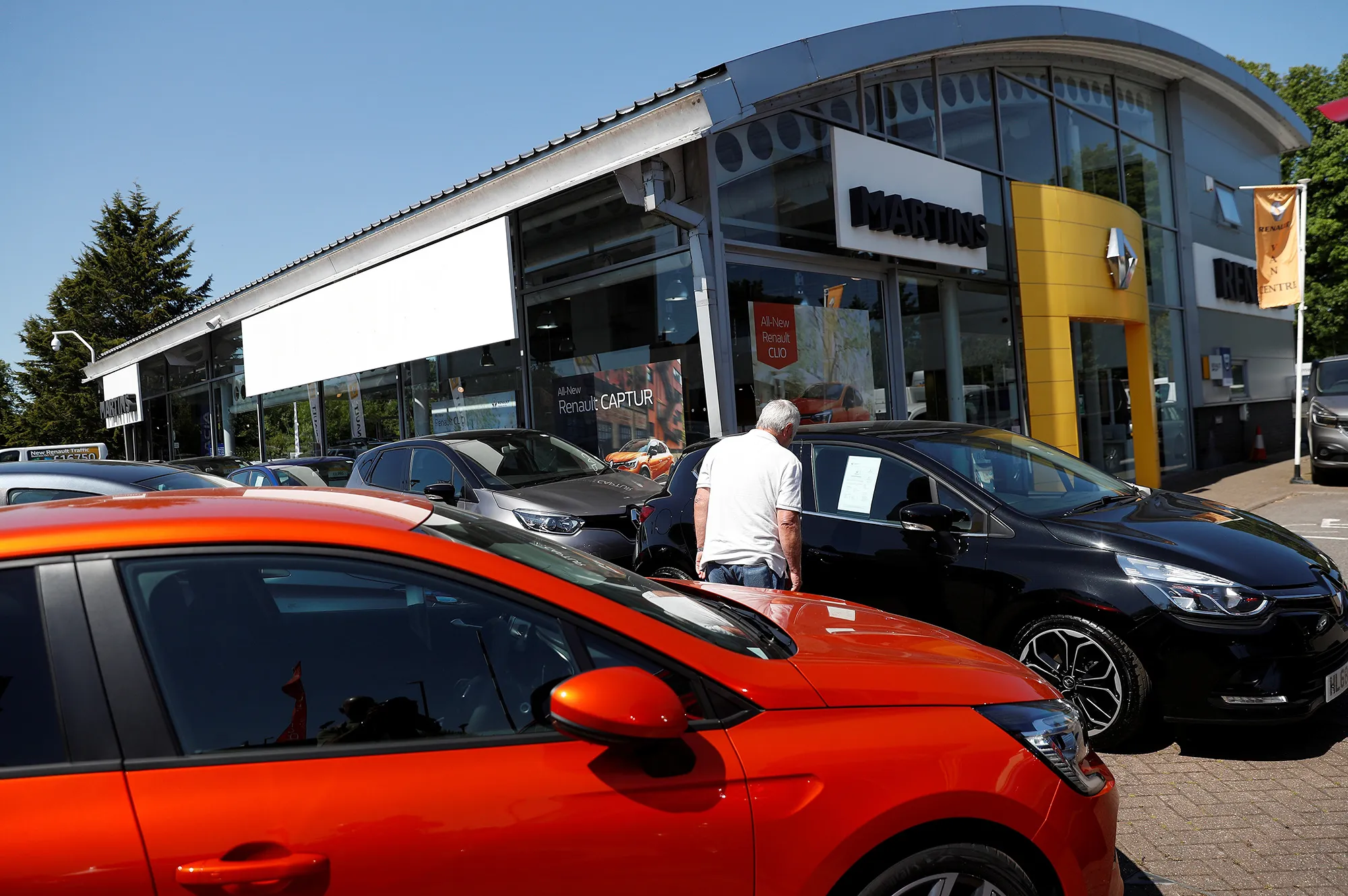 BRITAIN-HEALTH-VIRUS-AUTO-RETAIL