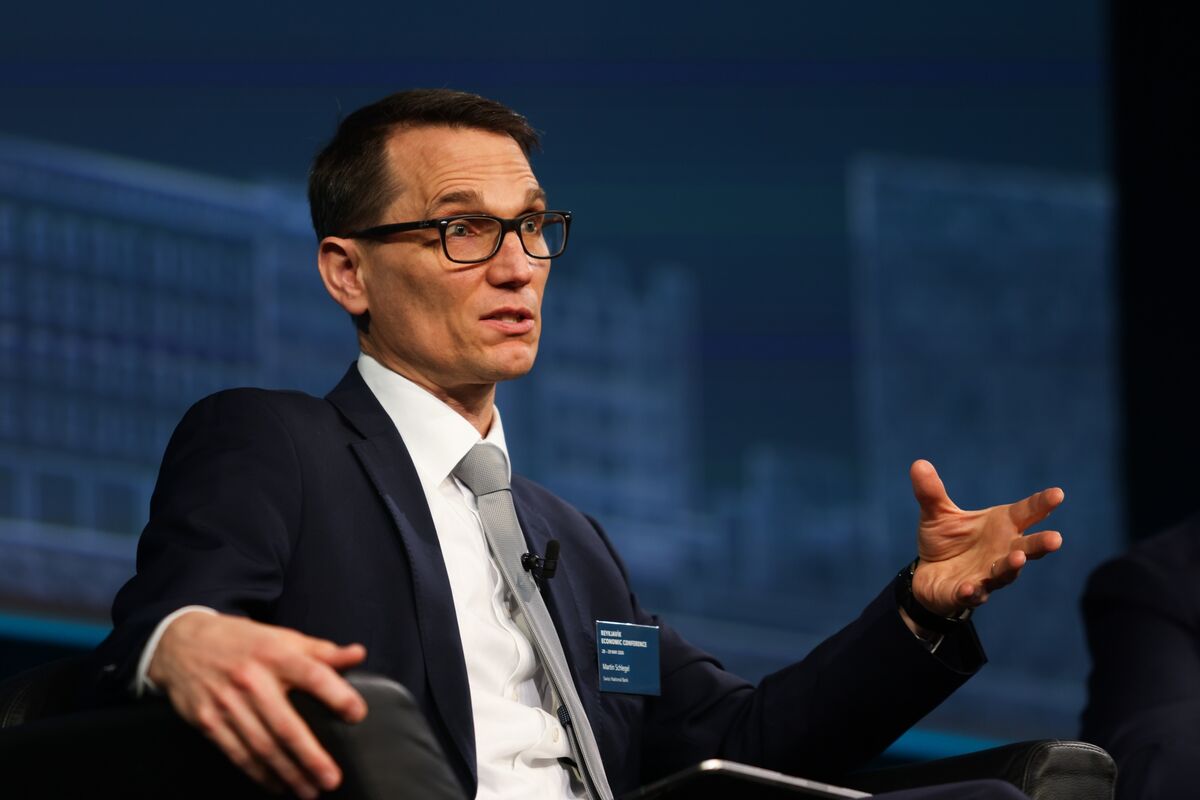 SNB Reviews Franc Alert Level Before Middle East Peace Deal