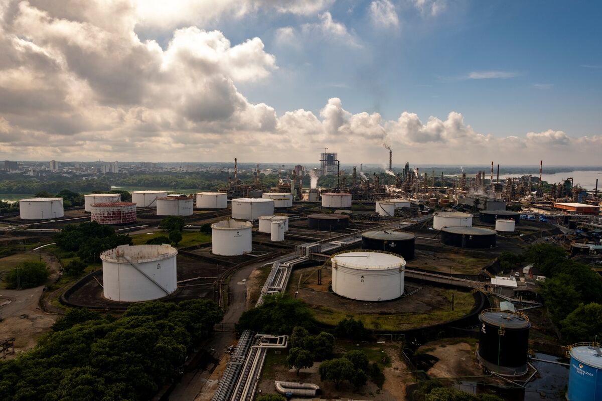 Oil Steady as Traders Focus on Glut and Russian Crude Sanctions