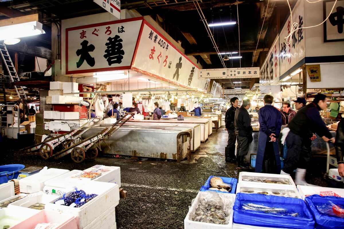 How to Visit Tsukiji Fish Market in Tokyo Before It Closes ...