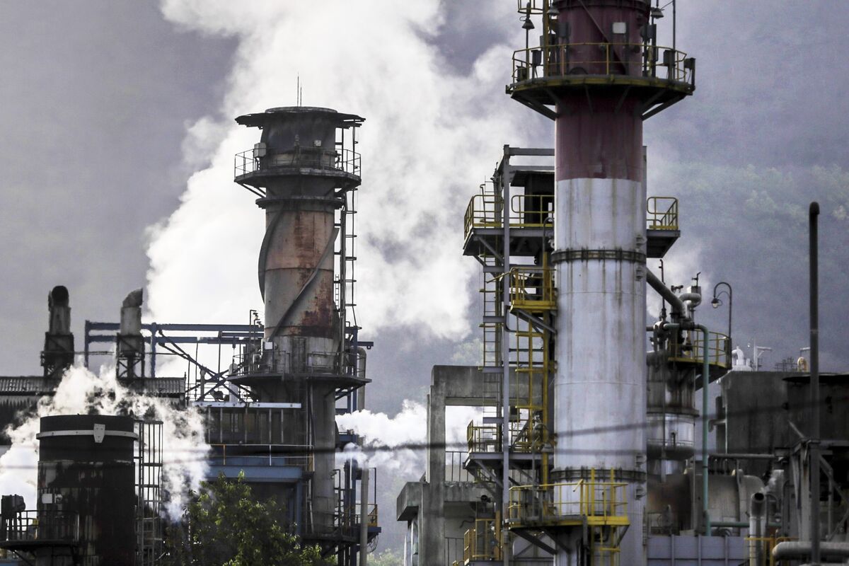 Top India Oil Explorer’s Profit Falls on Low Prices, Flat Output