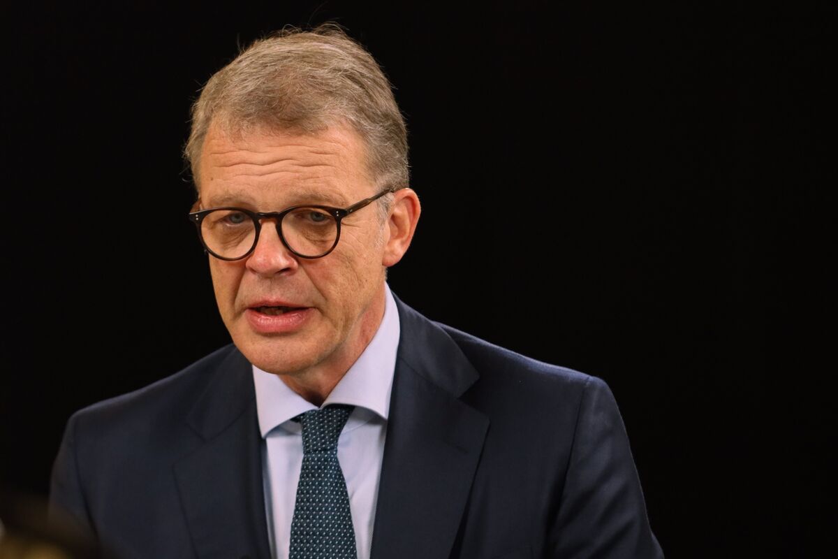 Deutsche Bank’s Sewing Plays Down AI Risk as French Bond Yields Rise