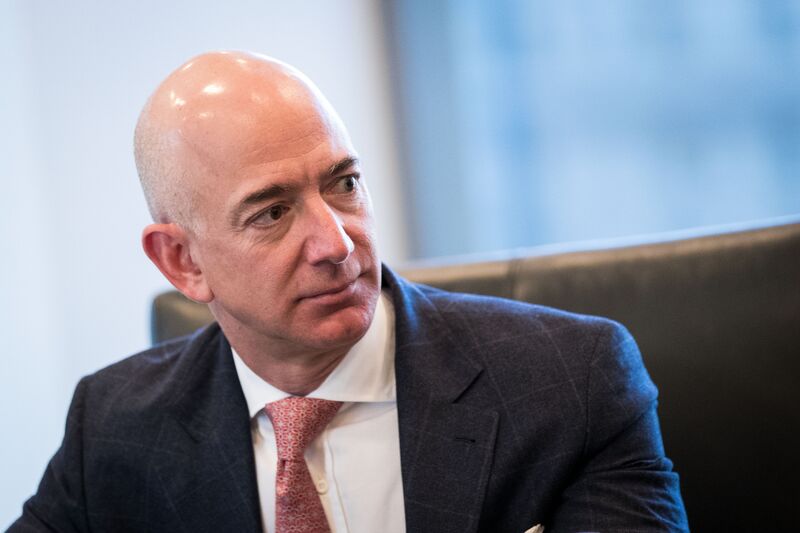 Ο δισεκατομμυριούχος Jeff Bezos και οι αποθηκάριοι της Amazon