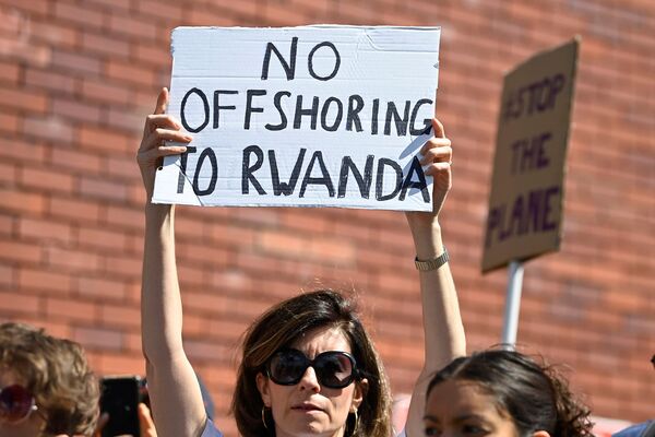 Trump Considers Deporting Migrants to Rwanda After the UK Decides Not To