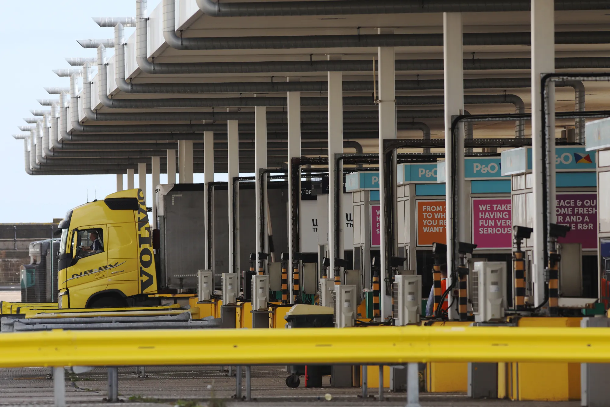 U.K.'s Gateway to Europe Braces for 17-Mile Brexit Backup