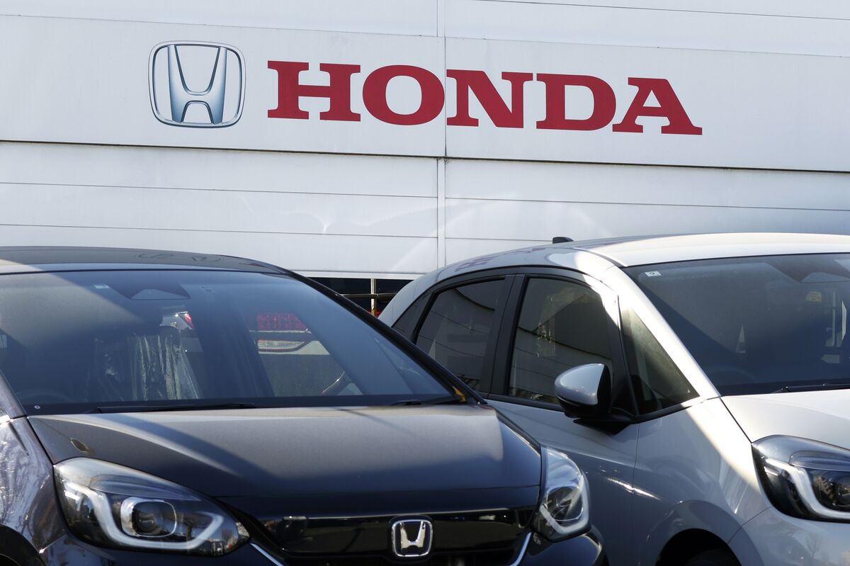 Honda Falls After Warning of $15.7 Billion Charge on EV Downturn
