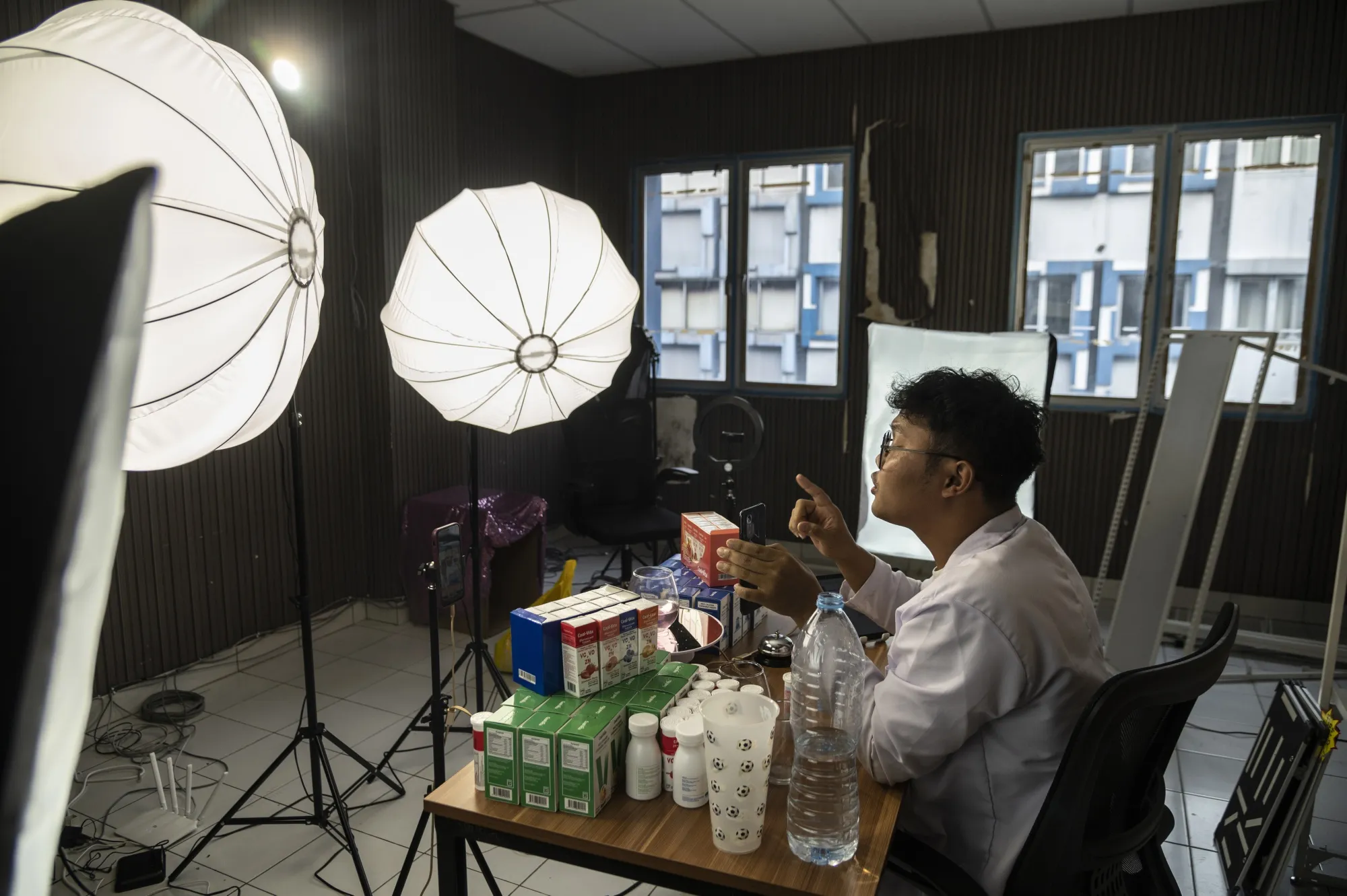 A&nbsp;TikTok Shop livestreaming session at Flame Media’s studio&nbsp;in Jakarta.&nbsp;Flame Media manages a cast of around 50 live-streaming hosts at a&nbsp;bustling Jakarta shophouse.
