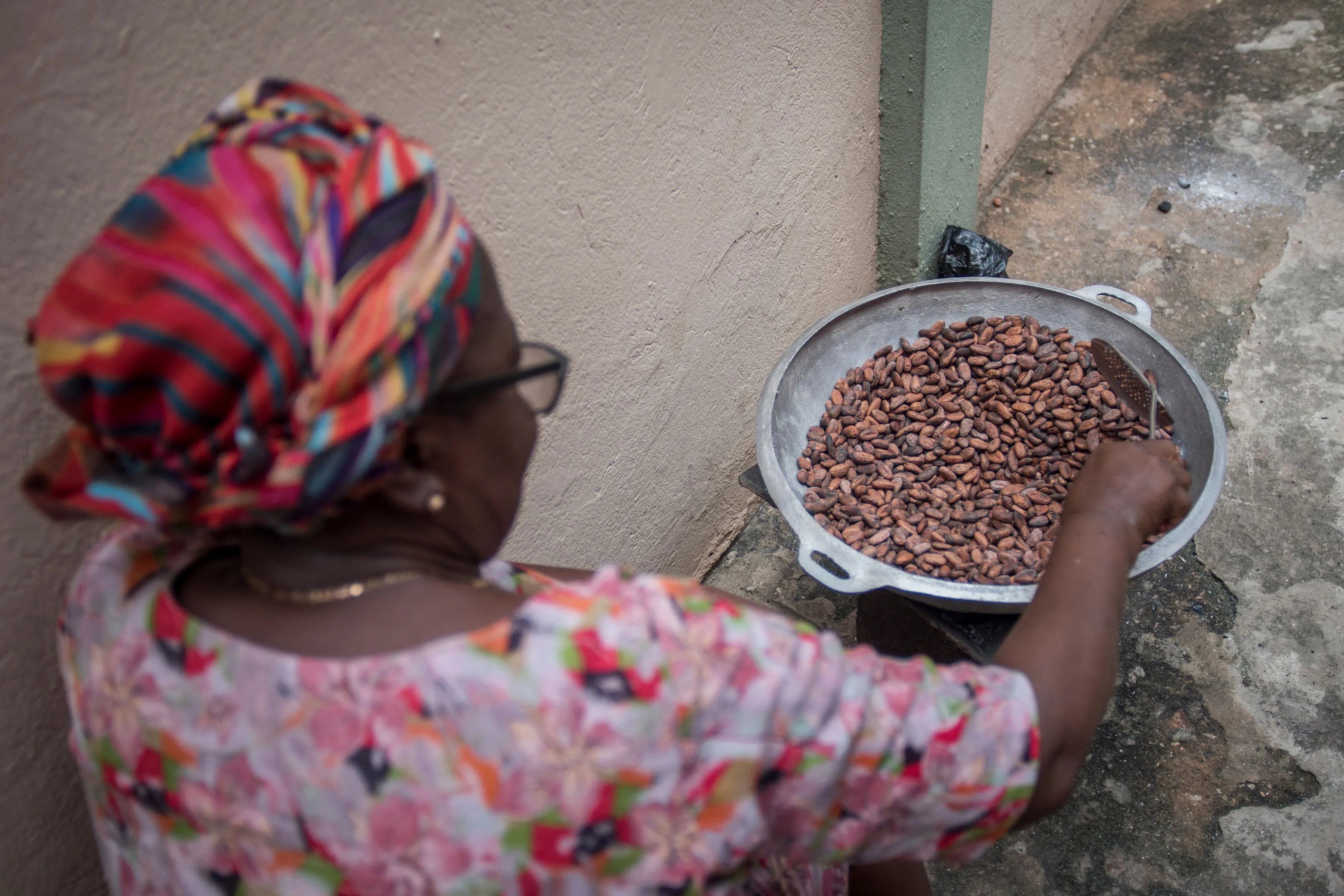 A women roasts cocoa beans in Accra, Ghana.&nbsp;