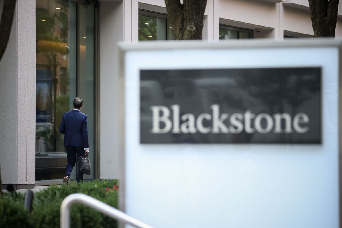 Blackstone Senior Staff Opened Wallets With Flagship Private Credit Fund Under Pressure - Bloomberg.com