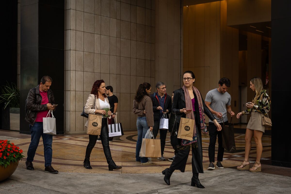 Brazil Inflation Dips Into Tolerance Range, Setting Up Rate Cut