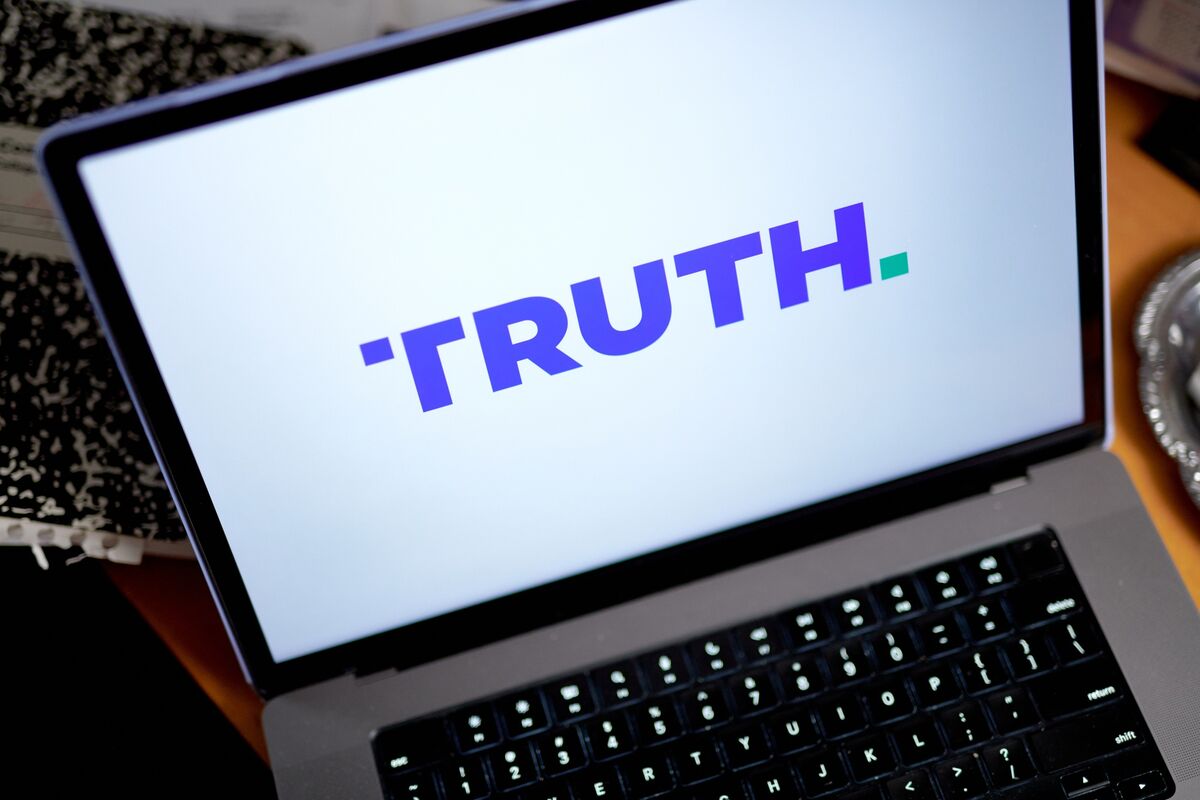 🟪"Trump in Aula: Gli Avvocati Richiedono l'Archiviazione della Causa su Truth Social per Immunità Presidenziale"