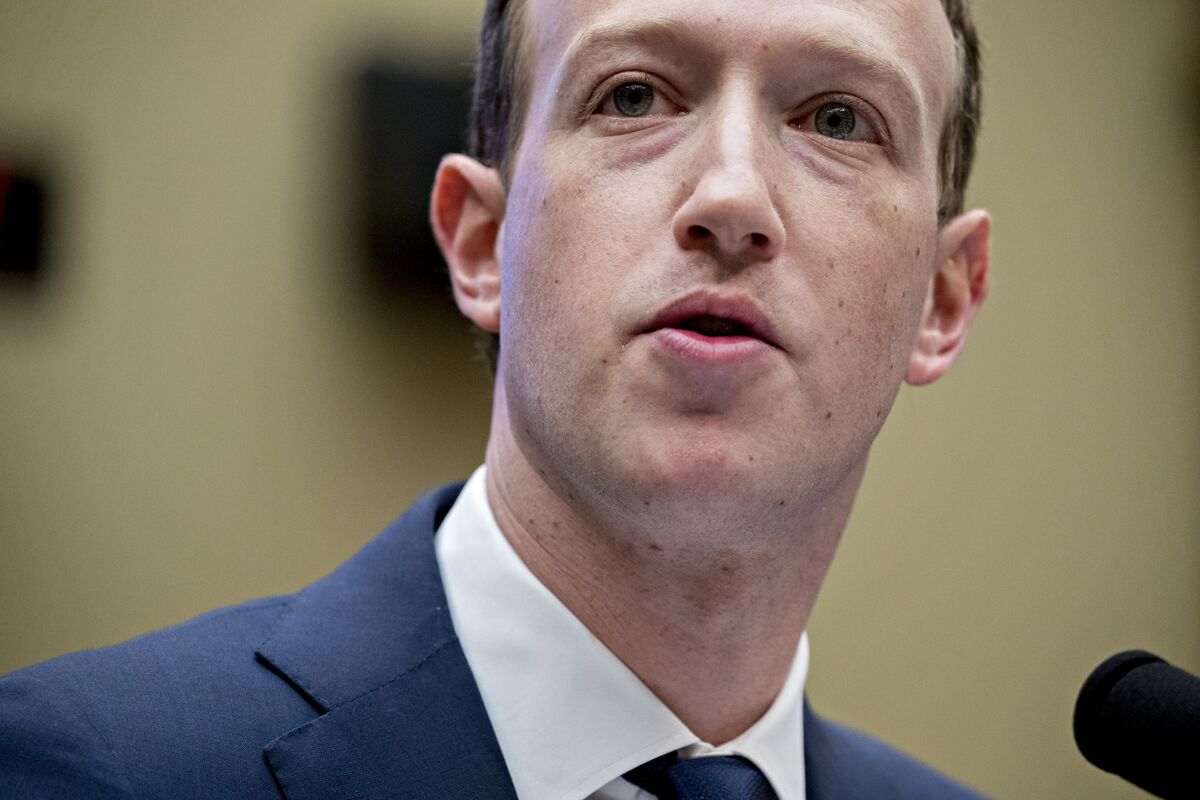 ザッカーバーグ氏、FBユーザー以外の情報収集認める - Bloomberg
