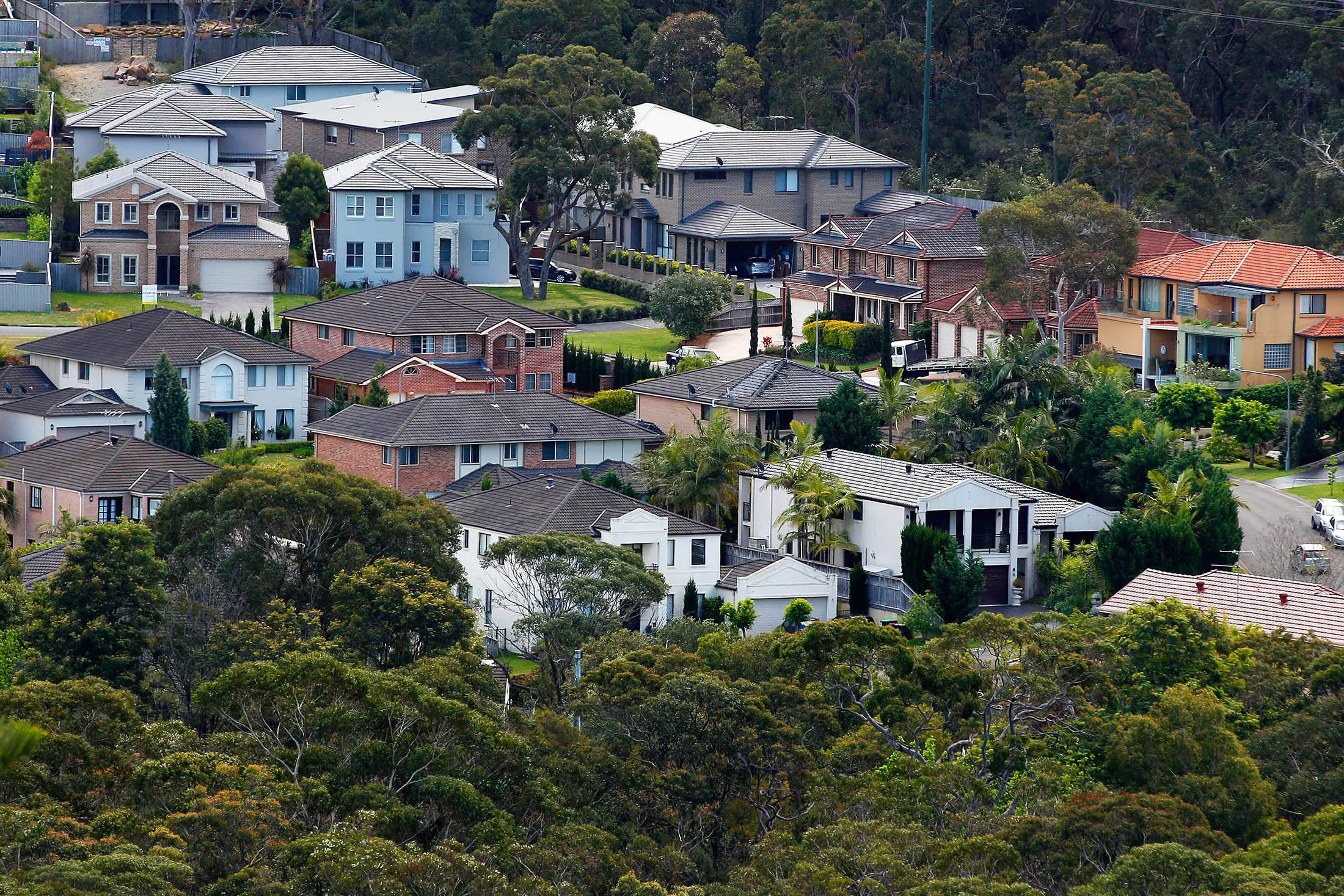Residential buildings sit among trees in the suburb of Frenchs Forest in Sydney, Australia, on Saturday, Oct. 18, 2014. Sydney’s median home price rose 14 percent from a year earlier in September to A$655,000 ($568,900), an RP Data CoreLogic Home Value Index showed Oct. 1.
