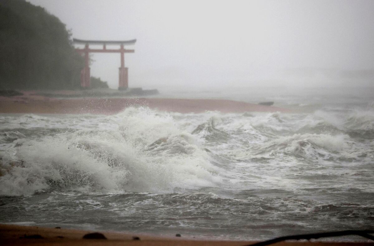 Powerful Typhoon Pounds Southern Japan; Thousands Evacuated - Bloomberg