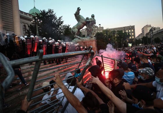 Anti-Government Protesters Defy Serb Ban With Peaceful Rally