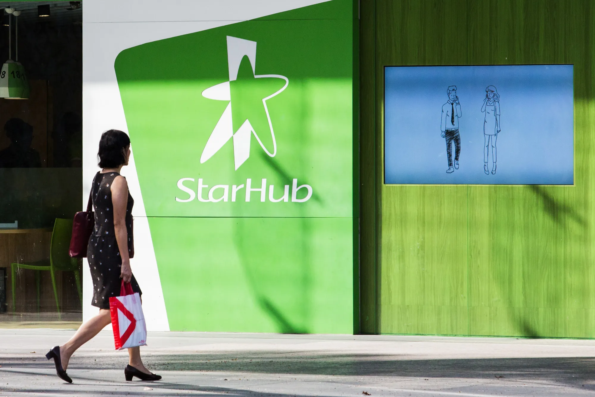 Images Of Mobile Phone Carriers And Users As MyRepublic Seeks To Become Nation's Fourth Provider