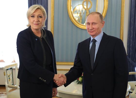 Macron Zeroes In on Le Pen’s Putin Link as Campaign Steps Up