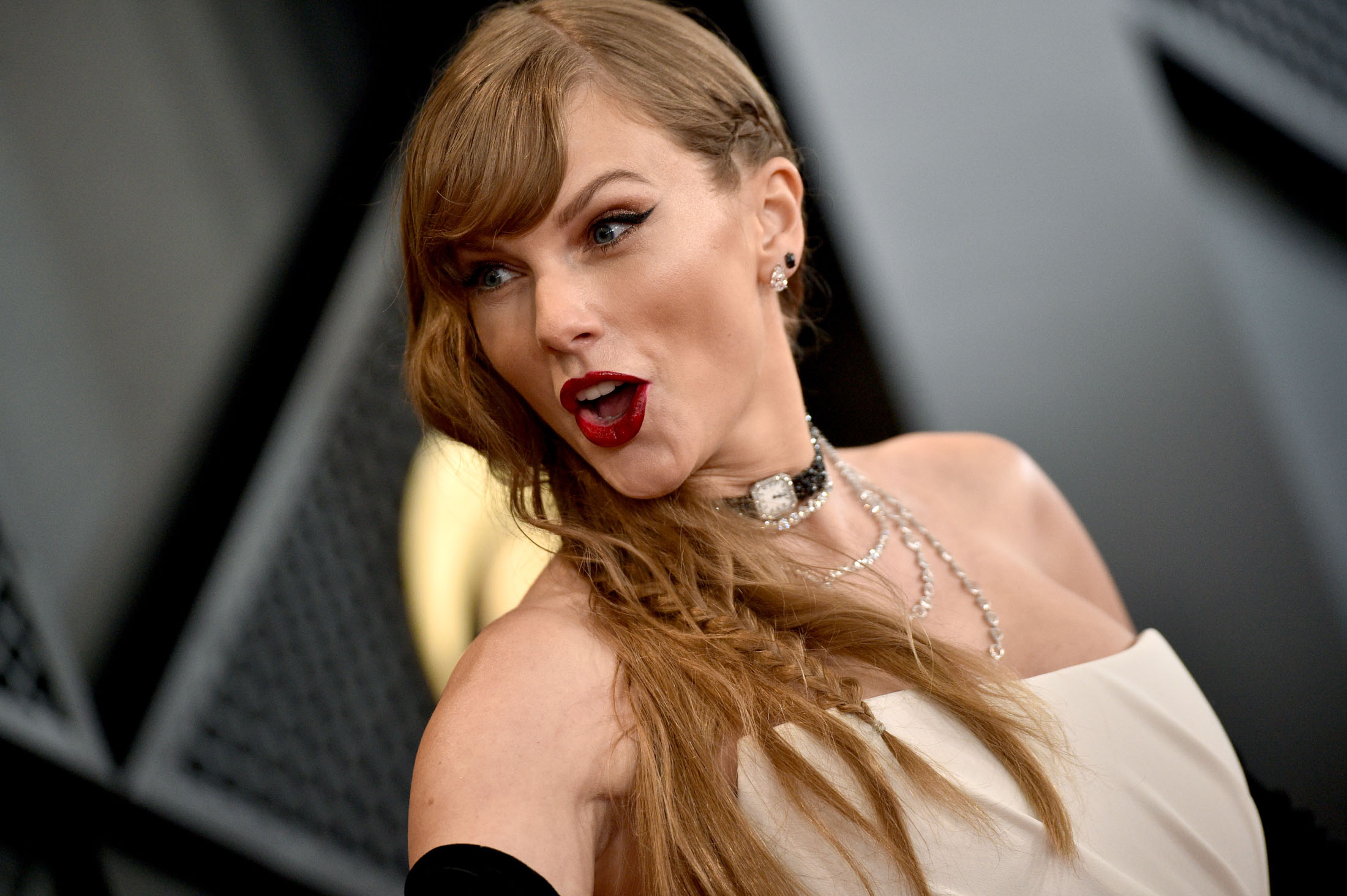 Taylor Swift Watch Necklace: What's the Story Behind Grammy Bling? -  Bloomberg