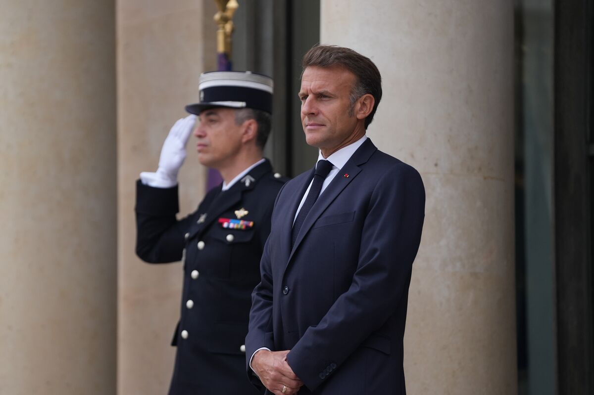 Macron Aims to Avoid Fresh Election If His Prime Minister Falls