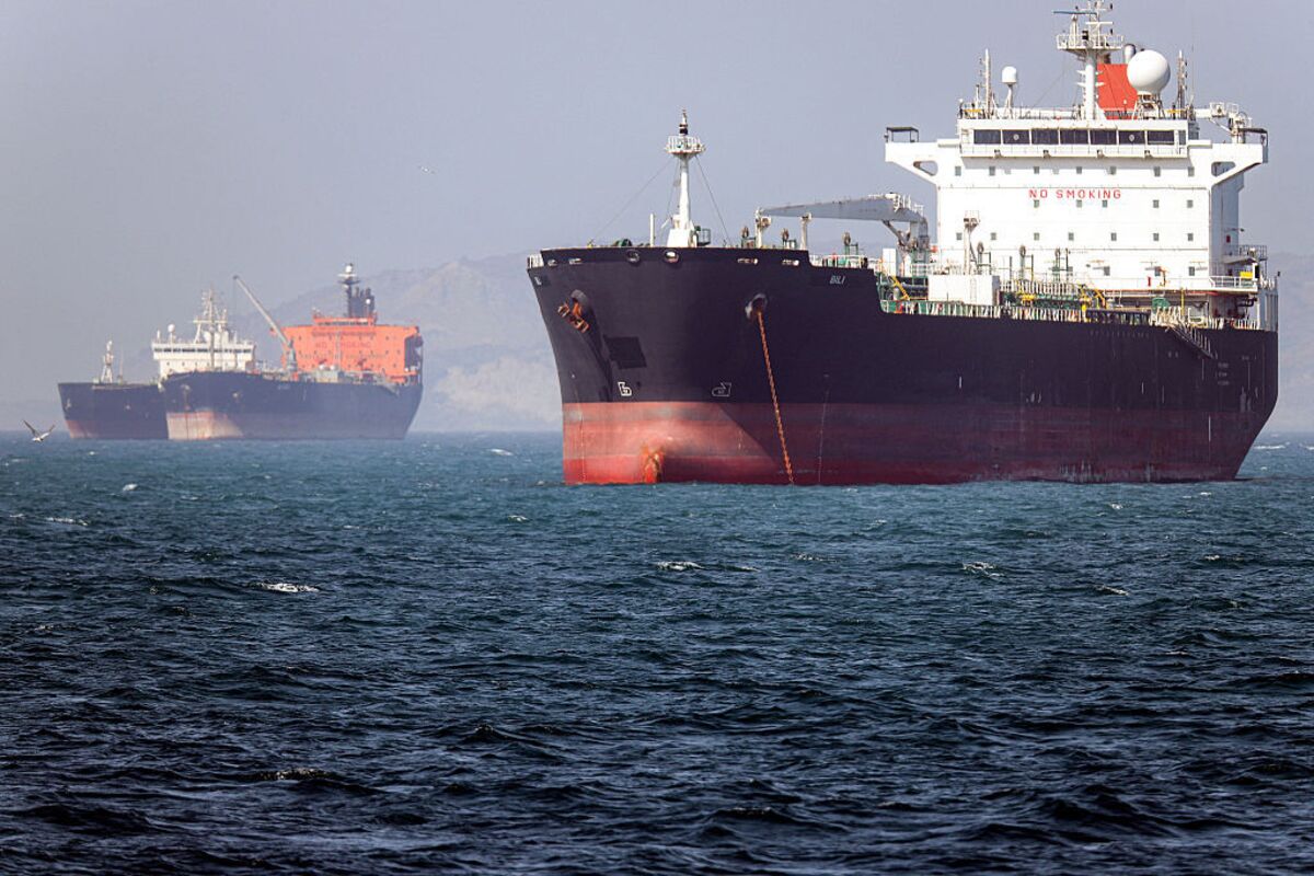 US-Iran Clashes Near Hormuz Threaten Fragile Peace Talks