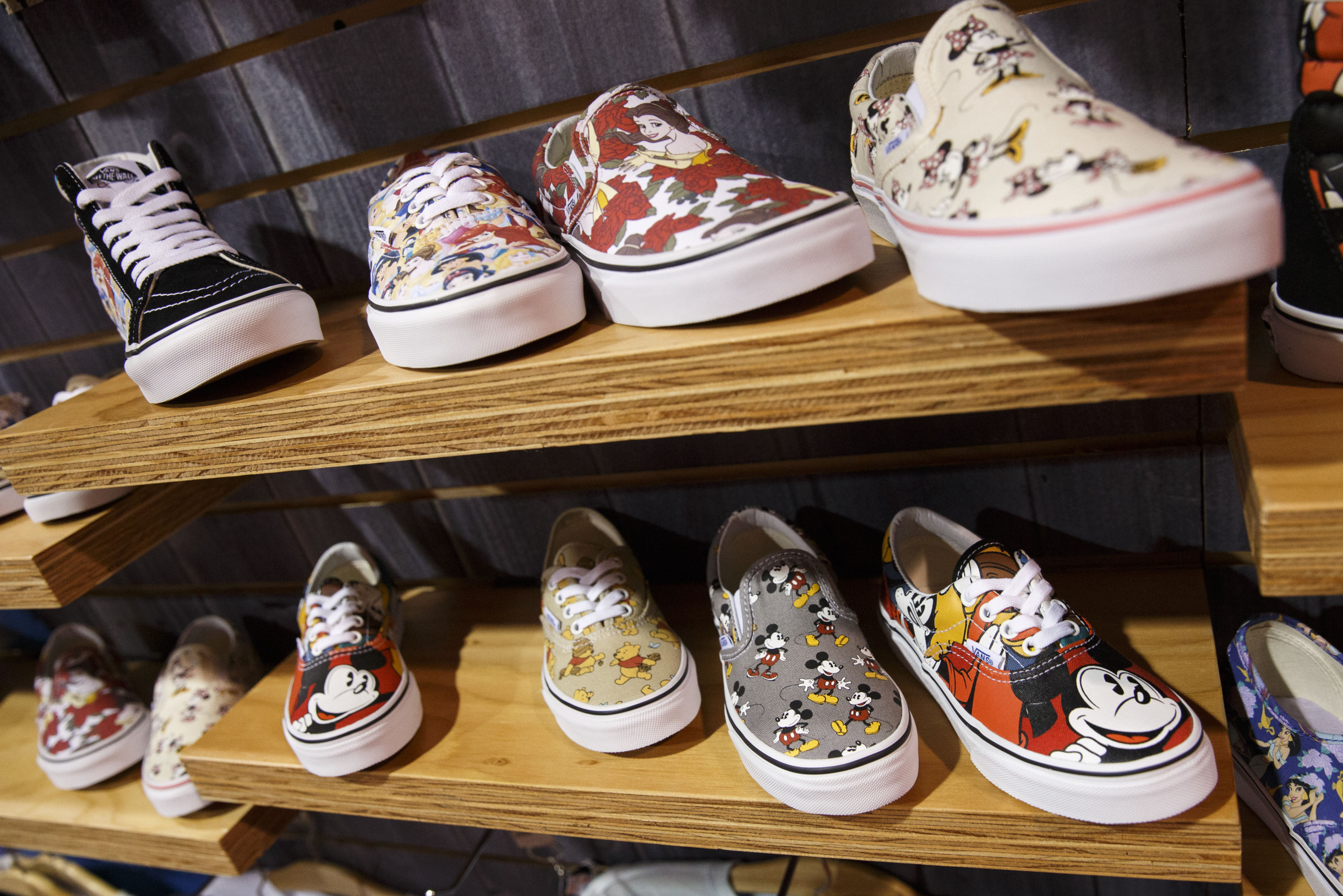 Vans Owner Tumbles as Supply-Chain Woes 