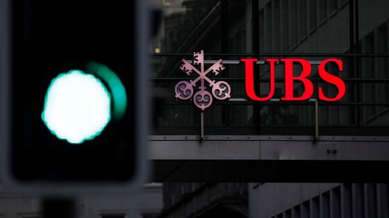 UBS Dangles $40,000 Bonuses to Slow Junior Banker Defections