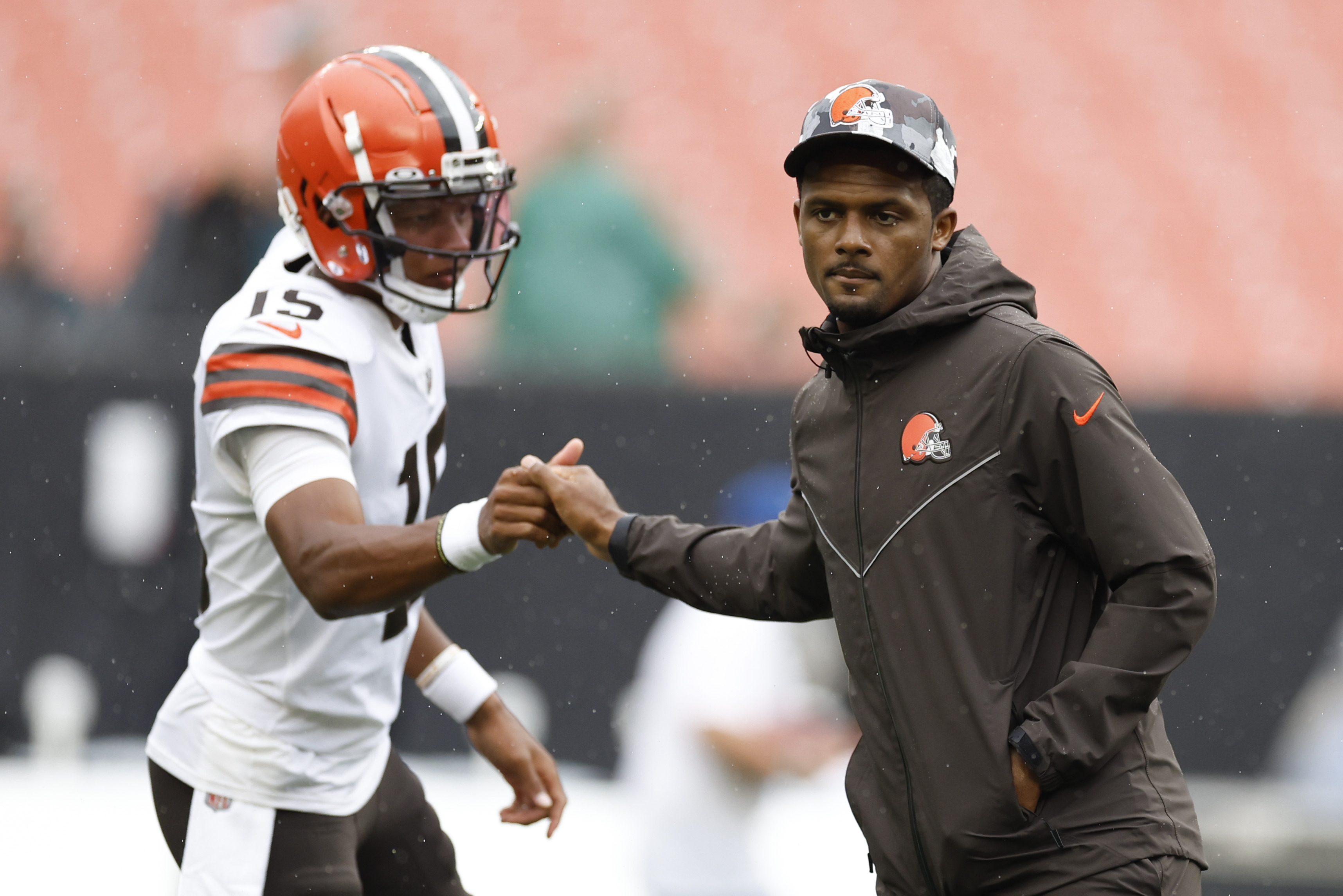 Backup QBs Dobbs, Minshew Shine, Eagles Edge Browns 21-20 - Bloomberg