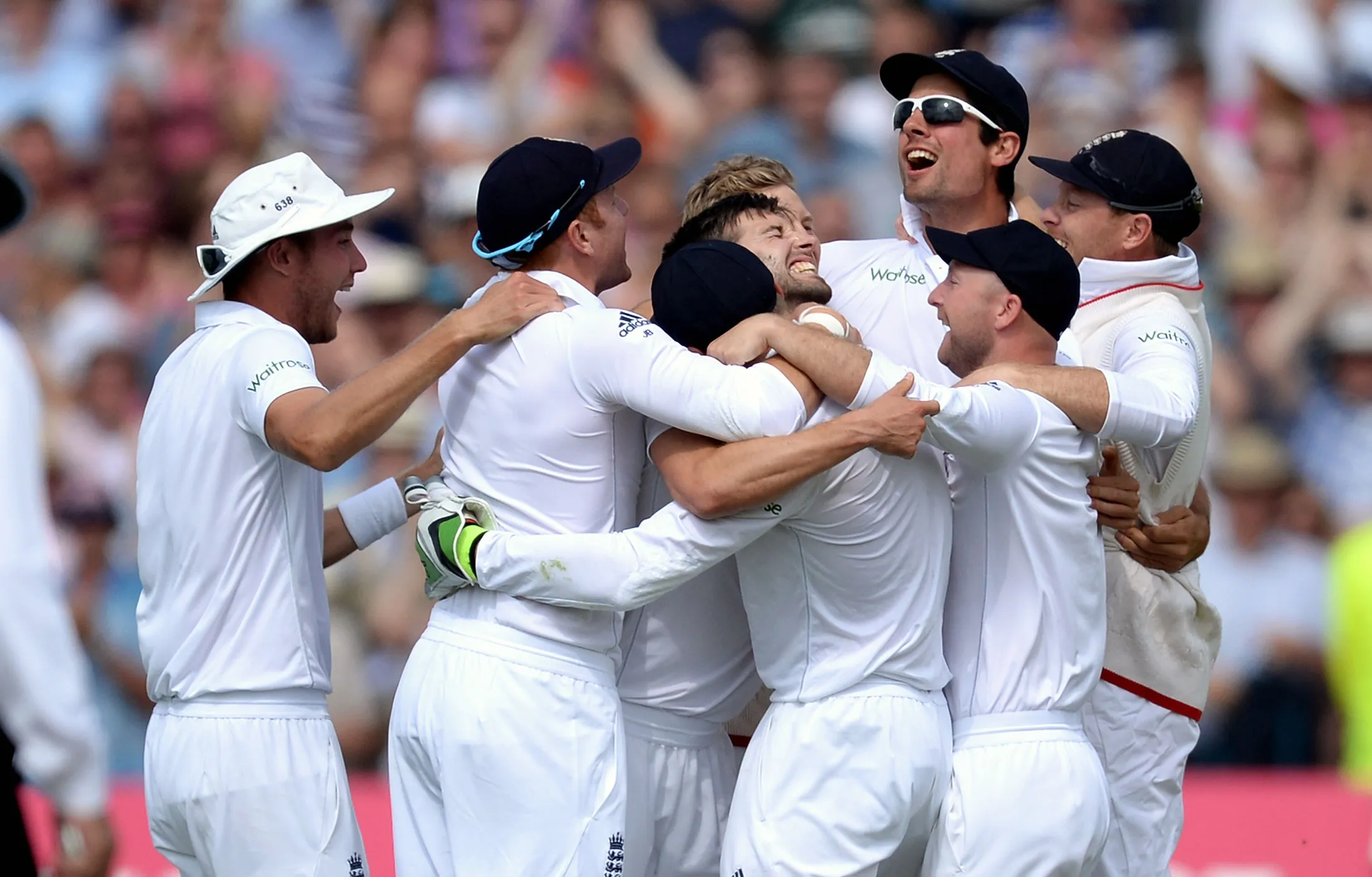 England players celebrate winning the 4th Investec Ashes Test match between England and Australia at Trent Bridge on August 8, 2015
