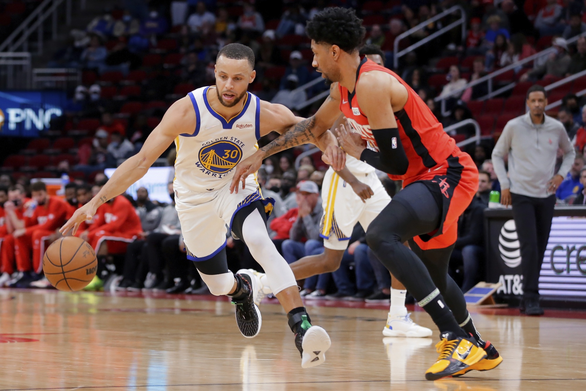 Curry Heats Up Late to Lead Warriors Over Rockets 122-108 - Bloomberg