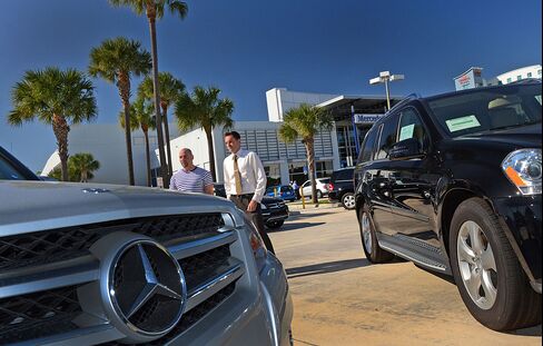Daimler’s Mercedes Probably Won’t Win U.S. Luxury Race, CEO Says