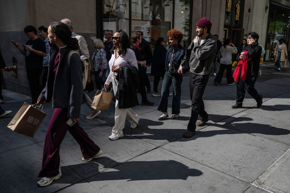 US Consumer Confidence Eases as Inflation Worries Mount - Bloomberg.com