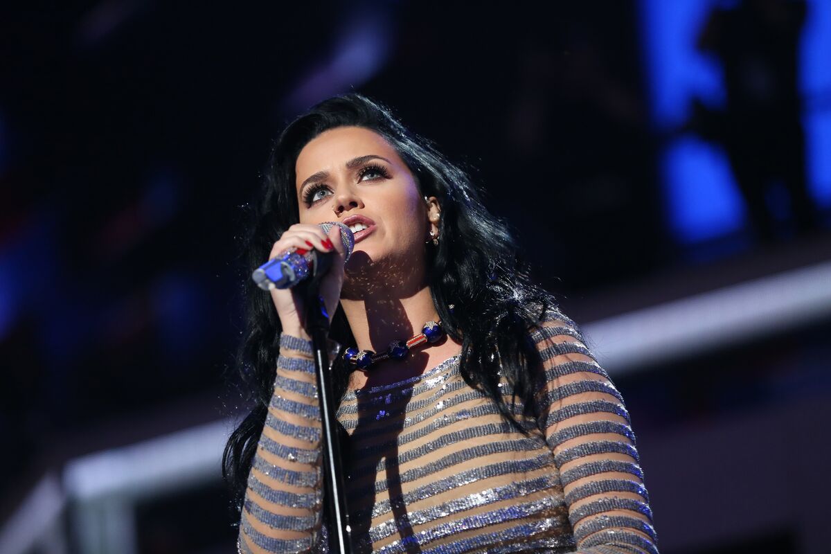 Katy Perry Wants to Know What Warren Buffett Thinks of Bitcoin - Bloomberg