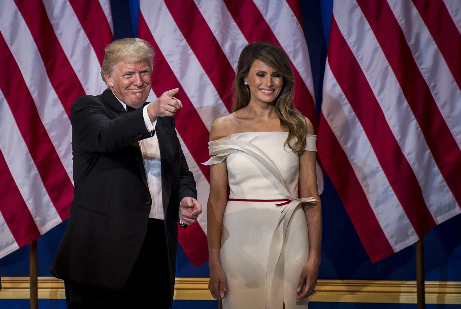 トランプ氏が第45代米大統領に就任－闘争的に「米国第一」掲げる - Bloomberg