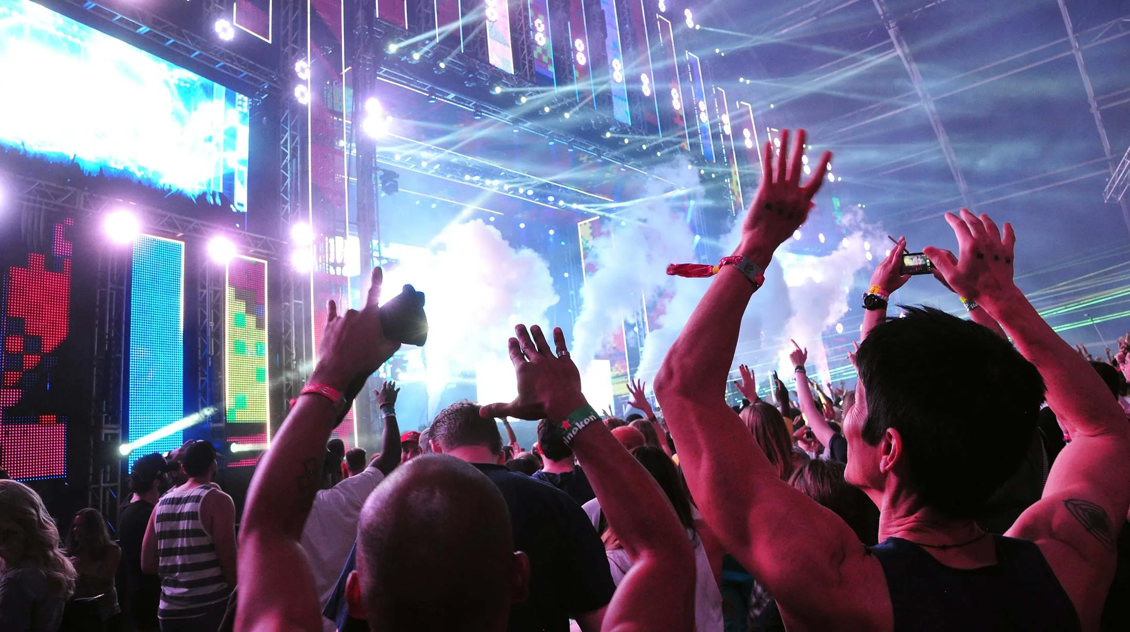 1491610732_coachella-stage-lights-large