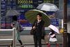 Dealers At A Foreign Exchange Brokerage As Japan Stocks Fall, Yen Rises After Greece Votes No To Austerity