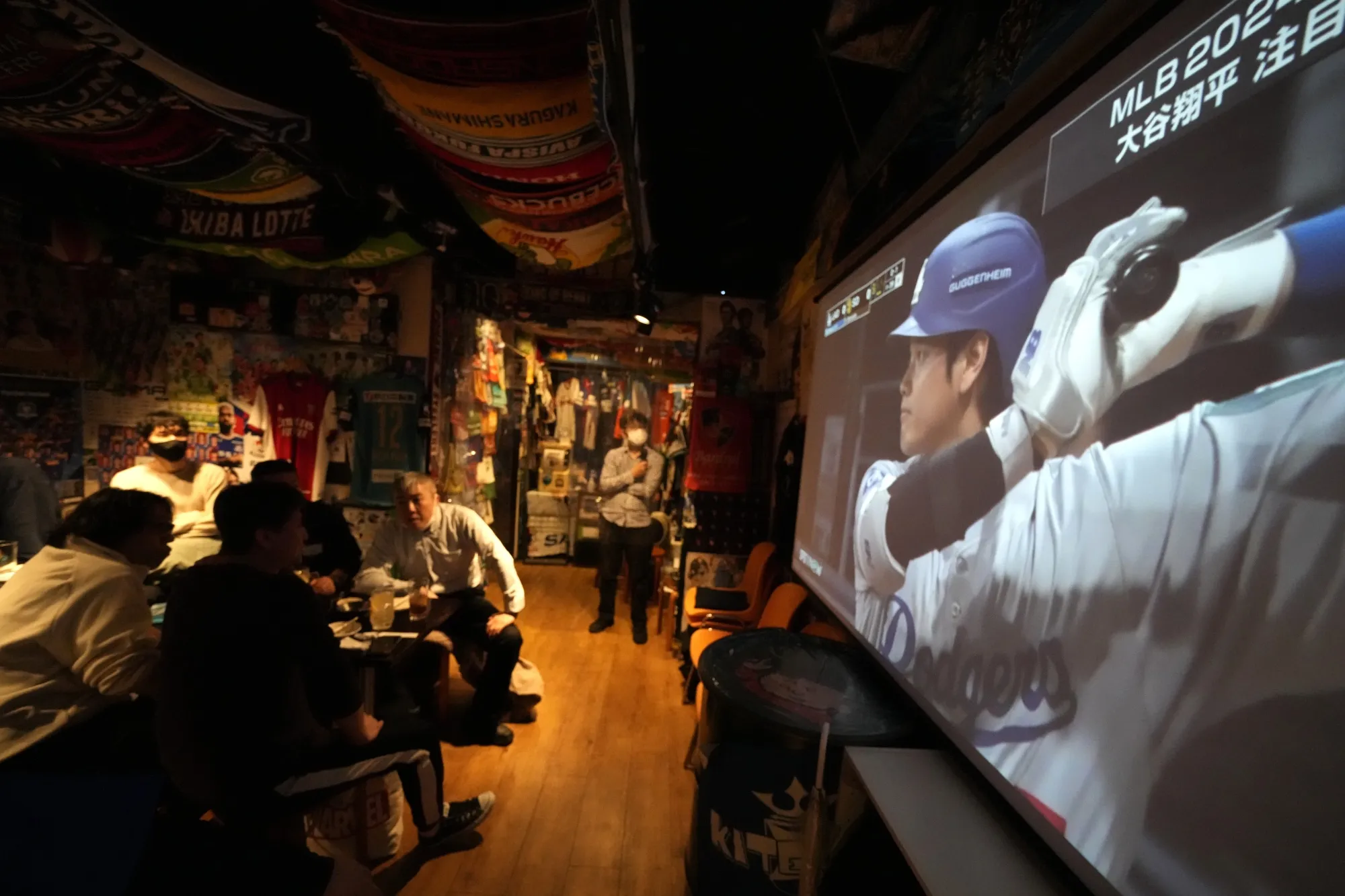 大リーグの開幕戦を東京のスポーツバーで観戦する人たち（2024年3月）