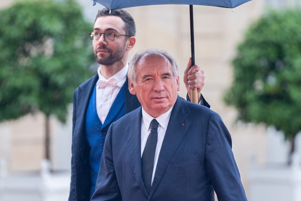 ブルームバーグのニュース記事「フランスの政局不安、経済回復に危険信号－バイル首相信任投票へ」の画像