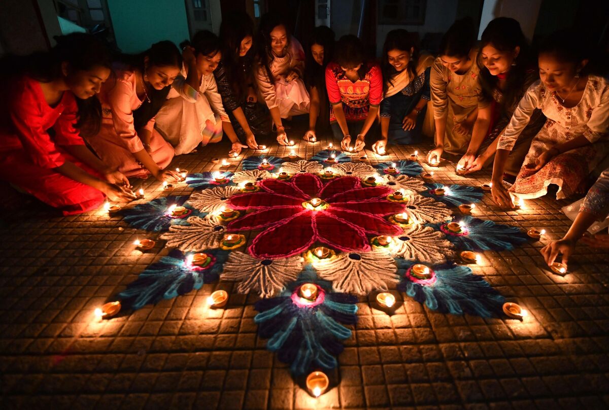 Millionen Inder stellten einen Weltrekord bei der Feier von Diwali auf ...