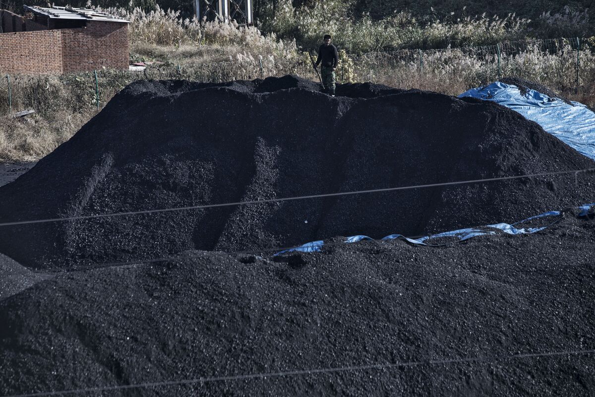 featured image thumbnail for post Chinas Coal Output Hits a Record and Fuels Oversupply Concerns