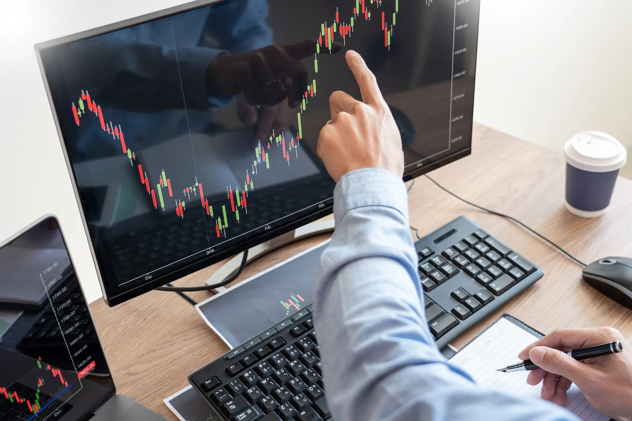 トレーダーは「画面にくぎ付け」、前代未聞のブロック取引の余波警戒 - Bloomberg