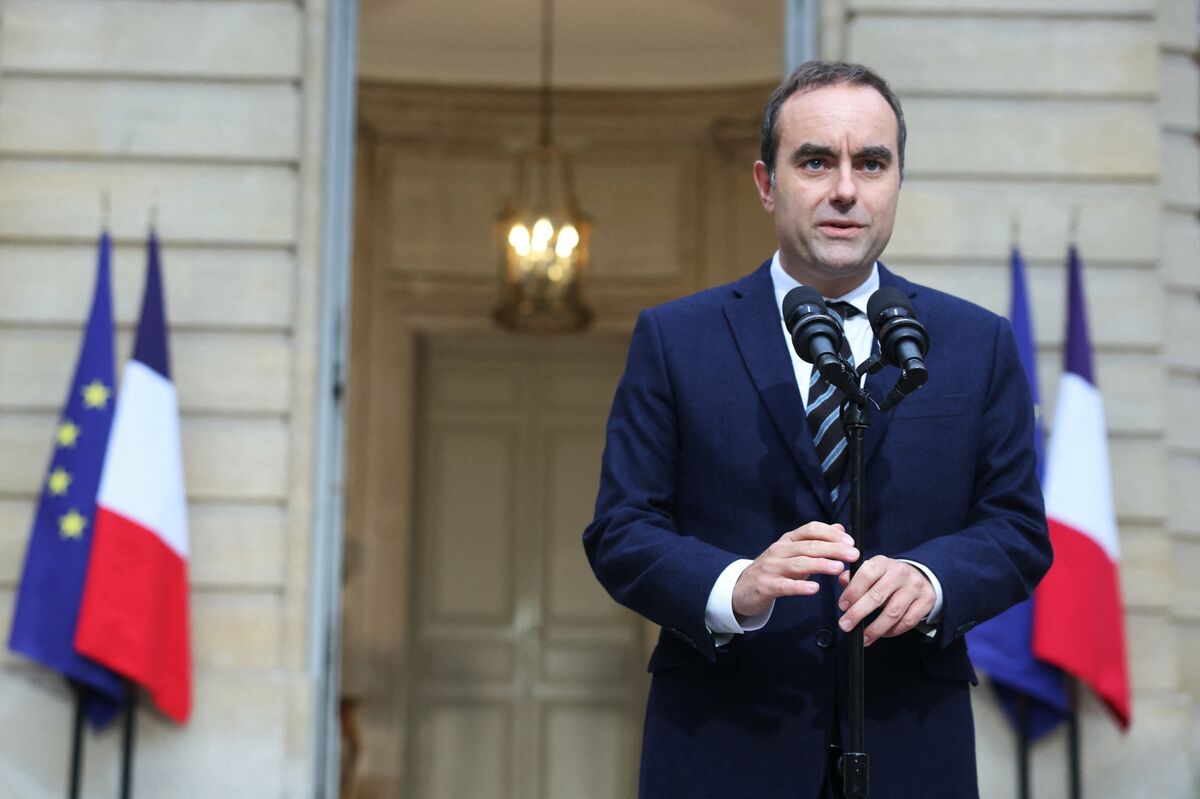 French Prime Minister Lecornu Has Resigned After Cabinet Panned
