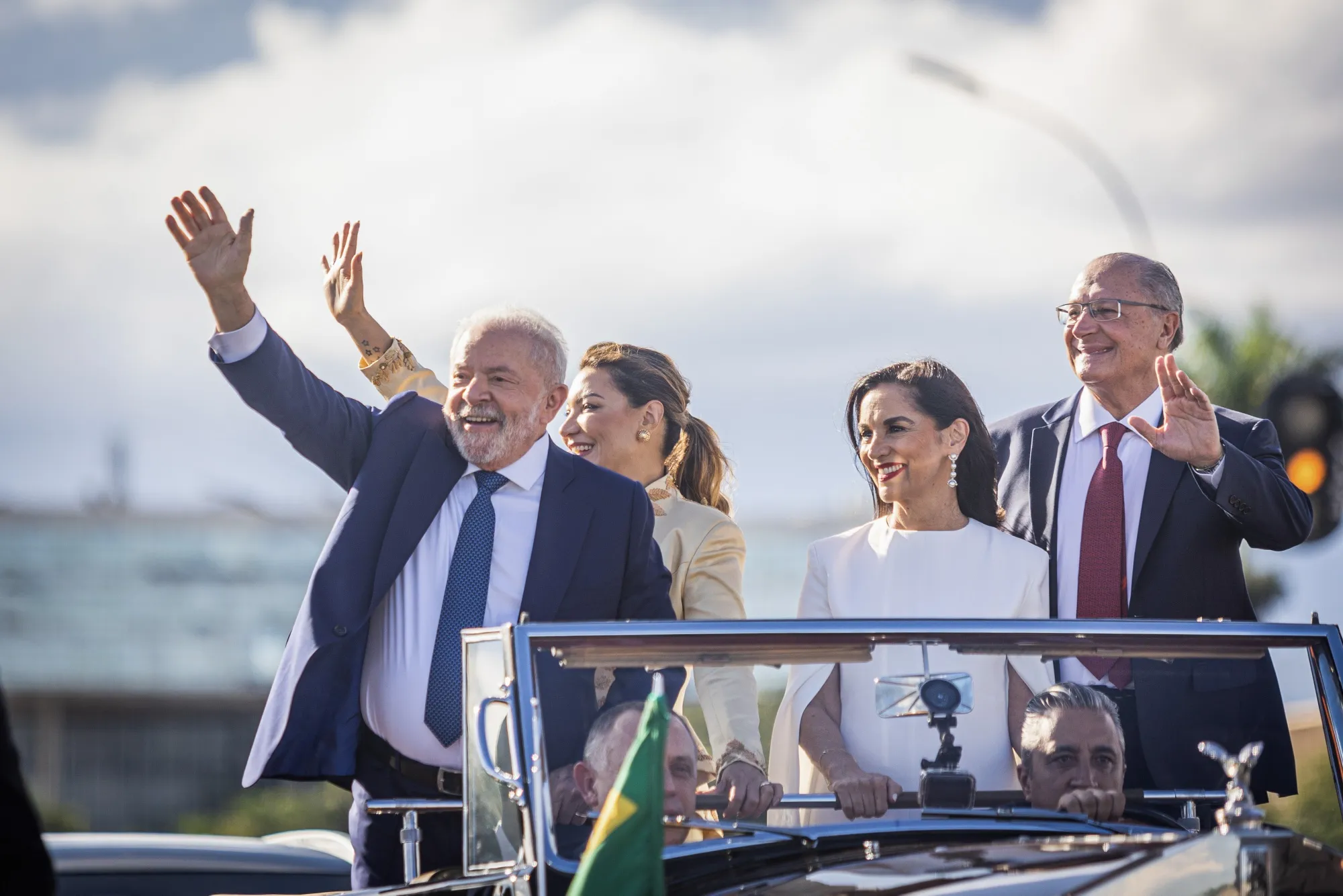 ルラ氏、3期目のブラジル大統領就任－政治的分断で困難も - Bloomberg